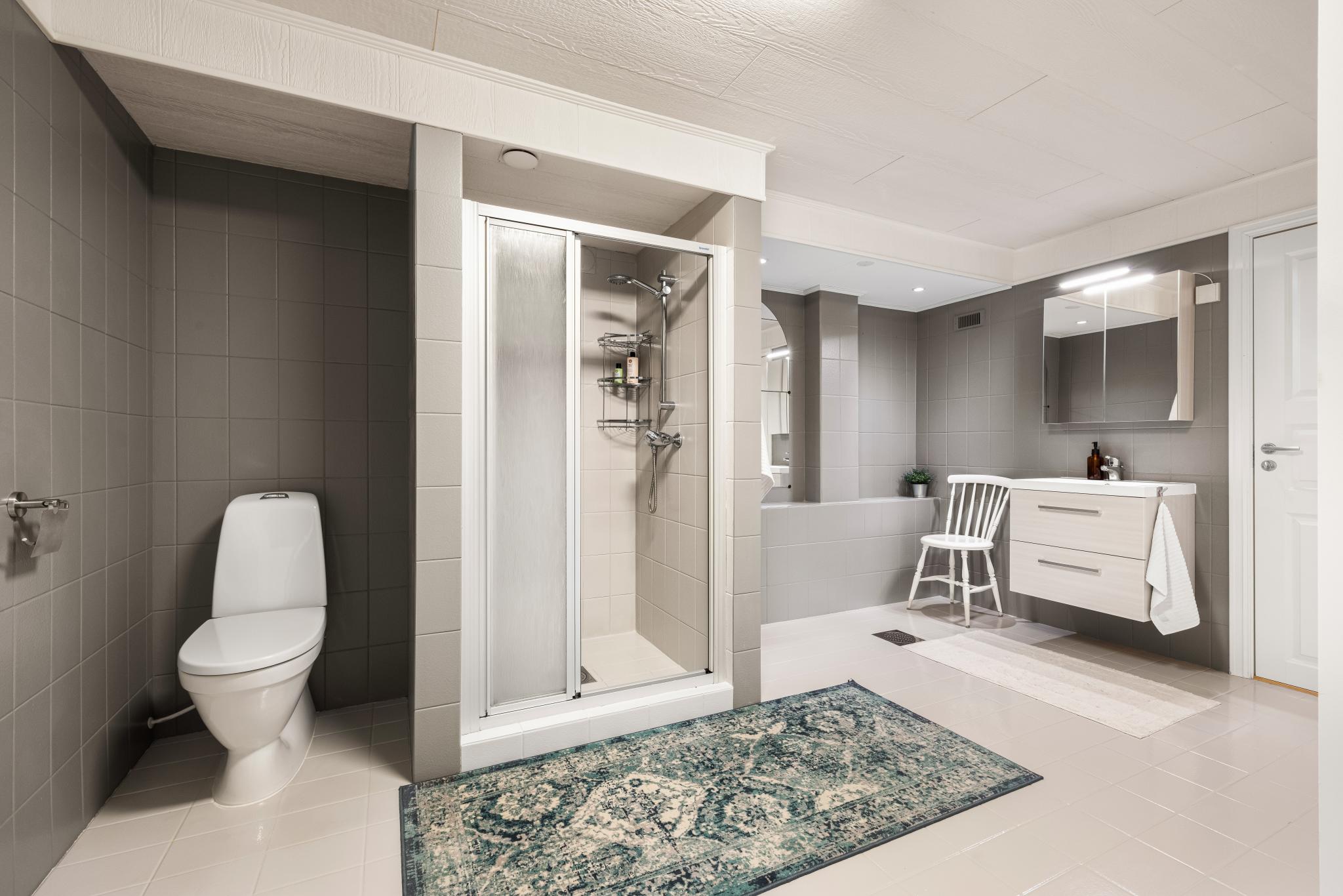 bad i kjeller med toalett og dusj